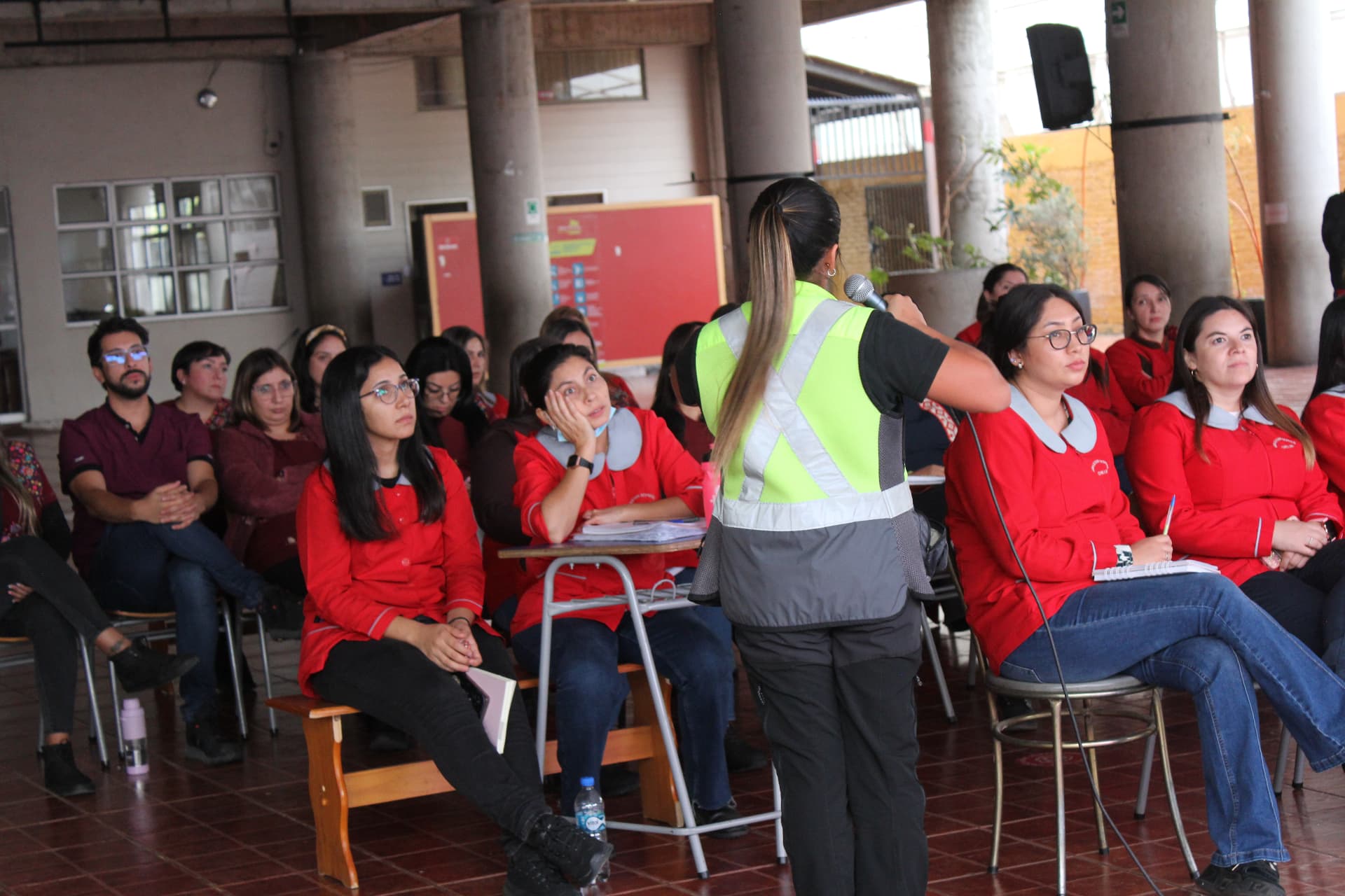 Capacitación a funcionarios de un colegio